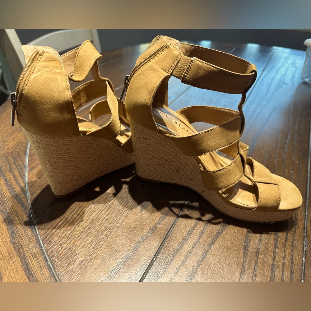 Lucky Brand 4 inch Wedges in Tan size 8.5